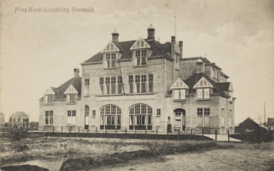 130460 Gezicht op de Prins Hendrikschool voor schipperskinderen te Vreeswijk.N.B. De gemeente Vreeswijk is per 1 juli ...
